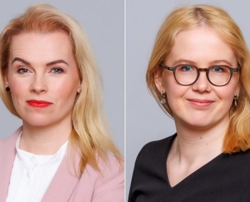 Jagatud kujutis kahest blondide juustega naisest lihtsal halli taustal; vasakpoolsel naisel on heleroosa bleiser ja valge särk, paremal naisel, kes võib-olla arutab ERIhoolekandeteenuseid, on prillid ja must topp.