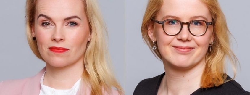 Jagatud kujutis kahest blondide juustega naisest lihtsal halli taustal; vasakpoolsel naisel on heleroosa bleiser ja valge särk, paremal naisel, kes võib-olla arutab ERIhoolekandeteenuseid, on prillid ja must topp.