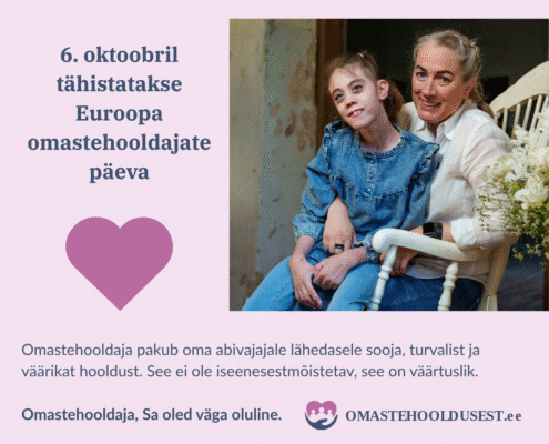 Naine istub ja naeratab, kallistab noort tüdrukut oma süles, kui nad vaatavad kaamera poole. Nende kõrval laual seisab lillekimp. Tekst rõhutab Euroopa omastehooldajate päev-6. oktoober, teadlikkuse tõstmine omastehooldusest.