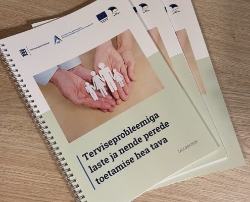 Laual üksteise otsas kolm trükifaili juhendmaterjalist "Terviseprobleemiga laste ja nende perede toetamise hea tava"