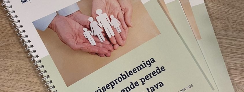 Laual üksteise otsas kolm trükifaili juhendmaterjalist "Terviseprobleemiga laste ja nende perede toetamise hea tava"