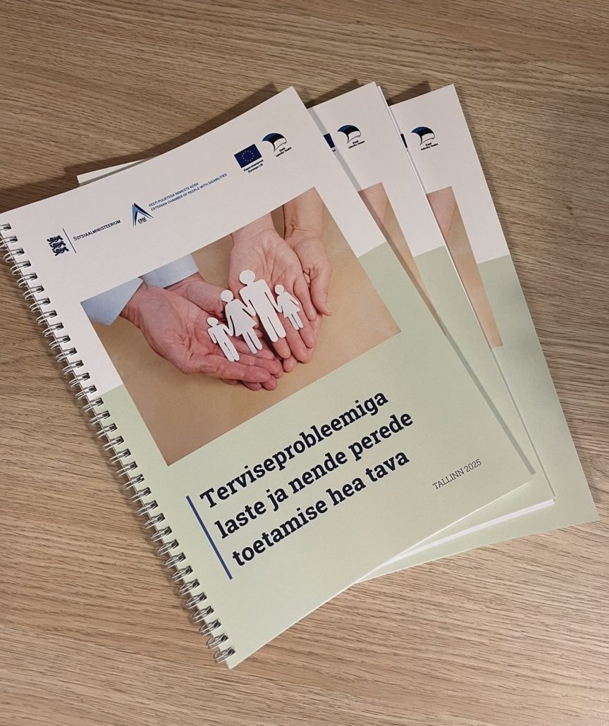 Laual üksteise otsas kolm trükifaili juhendmaterjalist "Terviseprobleemiga laste ja nende perede toetamise hea tava"