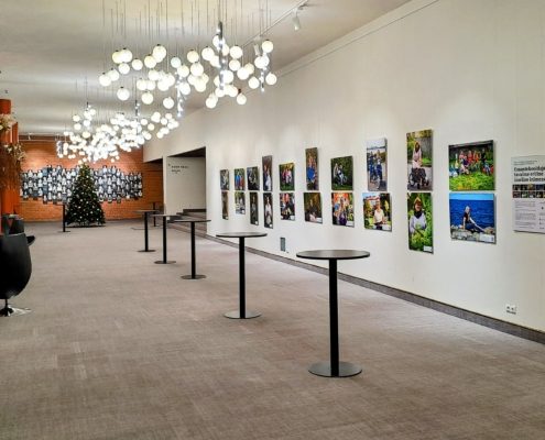 Omastehooldajate fotonäitus Ugala teatris