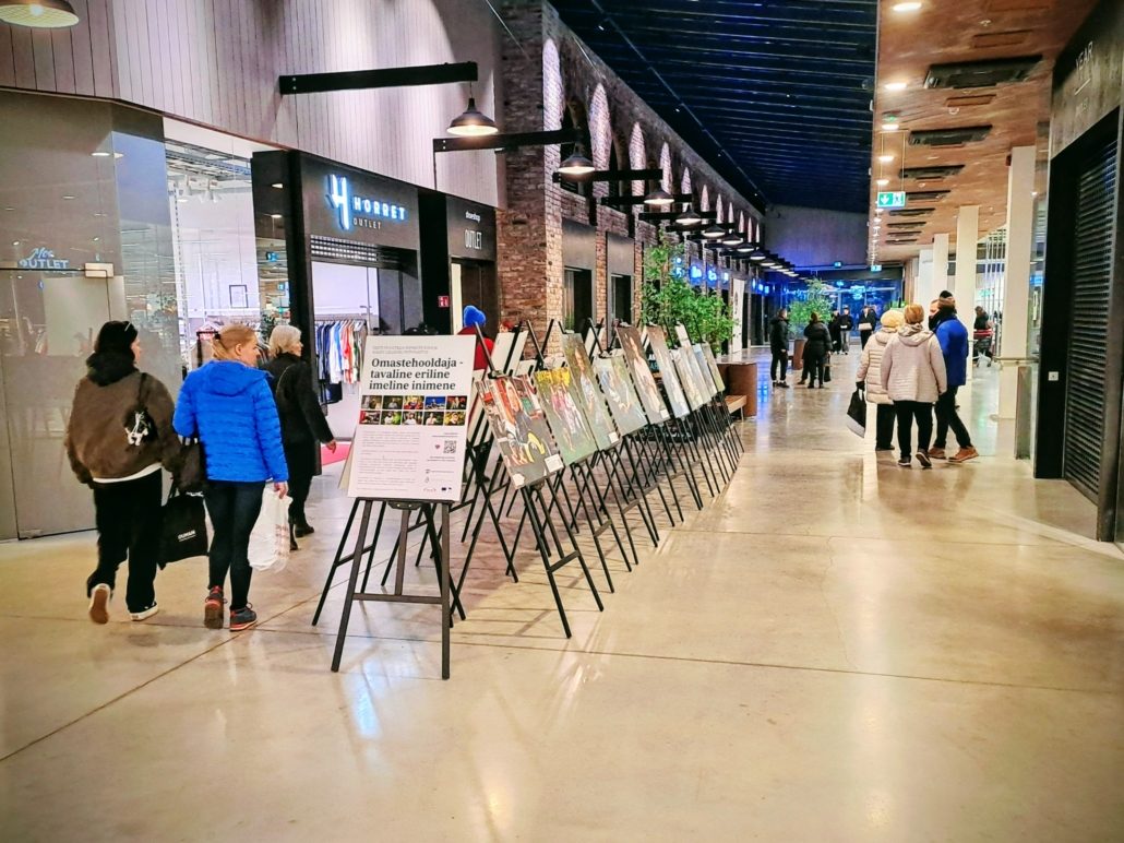 Arsenali keskuses avatud fotonäitusel “Omastehooldaja – tavaline, eriline, imeline inimene” on esitatud 10 omastehooldaja paarisfotot: üks foto omastehooldajast üksinda ning teine koos hooldust vajava lähedasega.