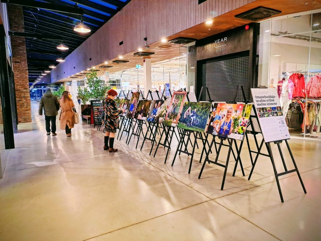 Arsenali keskuses avatud fotonäitusel “Omastehooldaja – tavaline, eriline, imeline inimene” on esitatud 10 omastehooldaja paarisfotot: üks foto omastehooldajast üksinda ning teine koos hooldust vajava lähedasega.