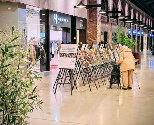 Arsenali keskuses avatud fotonäitusel “Omastehooldaja – tavaline, eriline, imeline inimene” on esitatud 10 omastehooldaja paarisfotot: üks foto omastehooldajast üksinda ning teine koos hooldust vajava lähedasega.