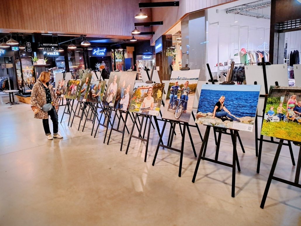 Arsenali keskuses avatud fotonäitusel “Omastehooldaja – tavaline, eriline, imeline inimene” on esitatud 10 omastehooldaja paarisfotot: üks foto omastehooldajast üksinda ning teine koos hooldust vajava lähedasega.