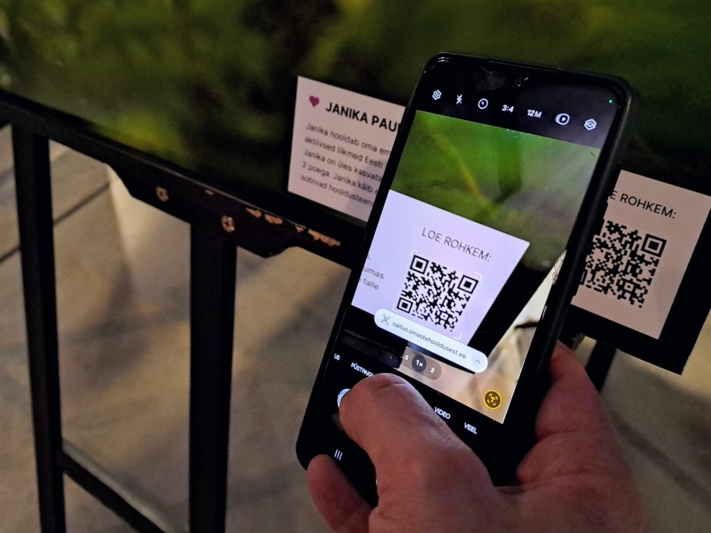 Arsenali keskuses avatud fotonäitusel “Omastehooldaja – tavaline, eriline, imeline inimene” on esitatud 10 omastehooldaja paarisfotot: üks foto omastehooldajast üksinda ning teine koos hooldust vajava lähedasega.