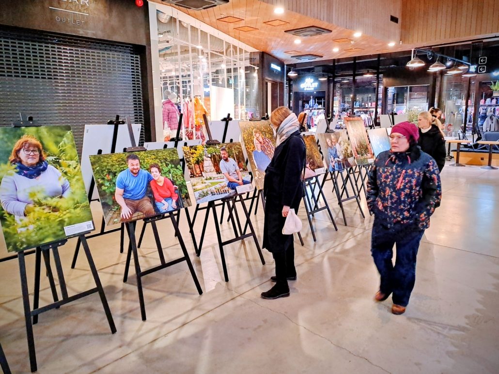 Arsenali keskuses avatud fotonäitusel “Omastehooldaja – tavaline, eriline, imeline inimene” on esitatud 10 omastehooldaja paarisfotot: üks foto omastehooldajast üksinda ning teine koos hooldust vajava lähedasega.