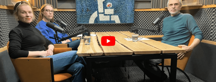 Podcasti stuudios istuvad laua taga vasakul 2 naisterahvast ja parem meesterahvas. Taustal televiisor, kuhu on kuvatud ratastoolimärk