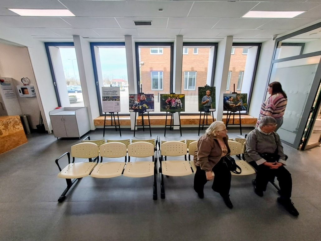 Omastehooldajate fotonäitus Ahme tervisemajas