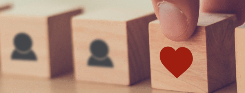 Illustratsioon EPIKoda uuringu infotunnist. Puust plokkide rida, millest üks on märgitud punase südamega, näitab hoolitavat valikut. Pealkirjas eesti keeles tekst: "Täisealiste psüühikahäirega inimeste, sh eestkostetavate uuringut tutvustav infotund". Alumises vasakus nurgas roosa väljal kirjas "6. mai 2026 kell 11–12 Zoomis". Paremal tumesinisel väljal valges tekstis: "Tutvustame hiljuti valminud täisealiste psüühikahäirega inimeste, sh eestkostetavate uuringu tulemusi ja Eesti Puuetega Inimeste Koja ettepanekuid olukorra parandamiseks."