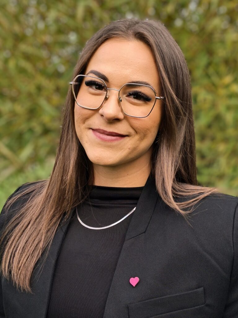 Kariina kannab mustal pintsakul roosat südamega märki